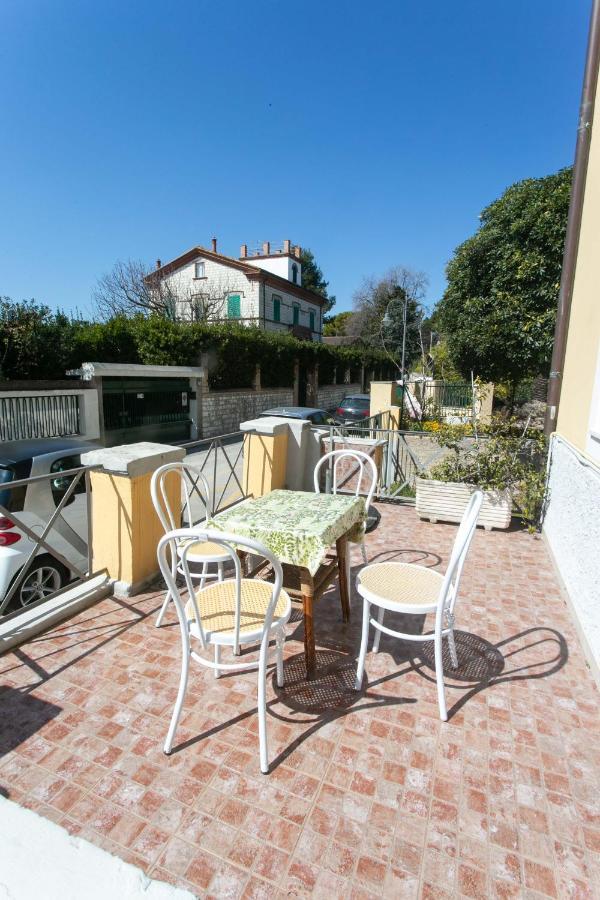 N050 - Numana, Trilocale In Centro Con Portico E Posto Auto Apartment Exterior foto