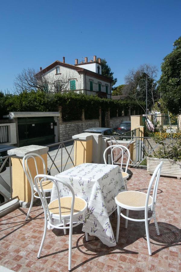 N050 - Numana, Trilocale In Centro Con Portico E Posto Auto Apartment Exterior foto